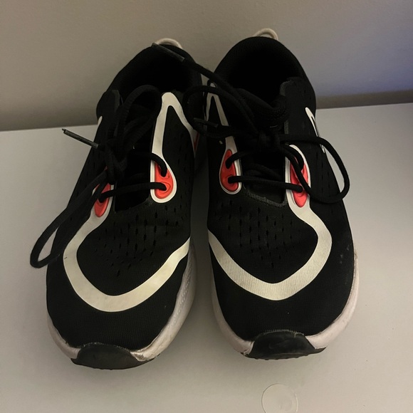 Nike Tennis Shoes - Picture 2 of 4